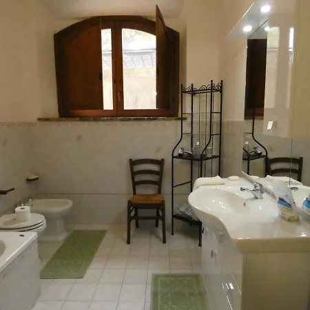 Scappo In Umbria, La Cantinetta فيلة